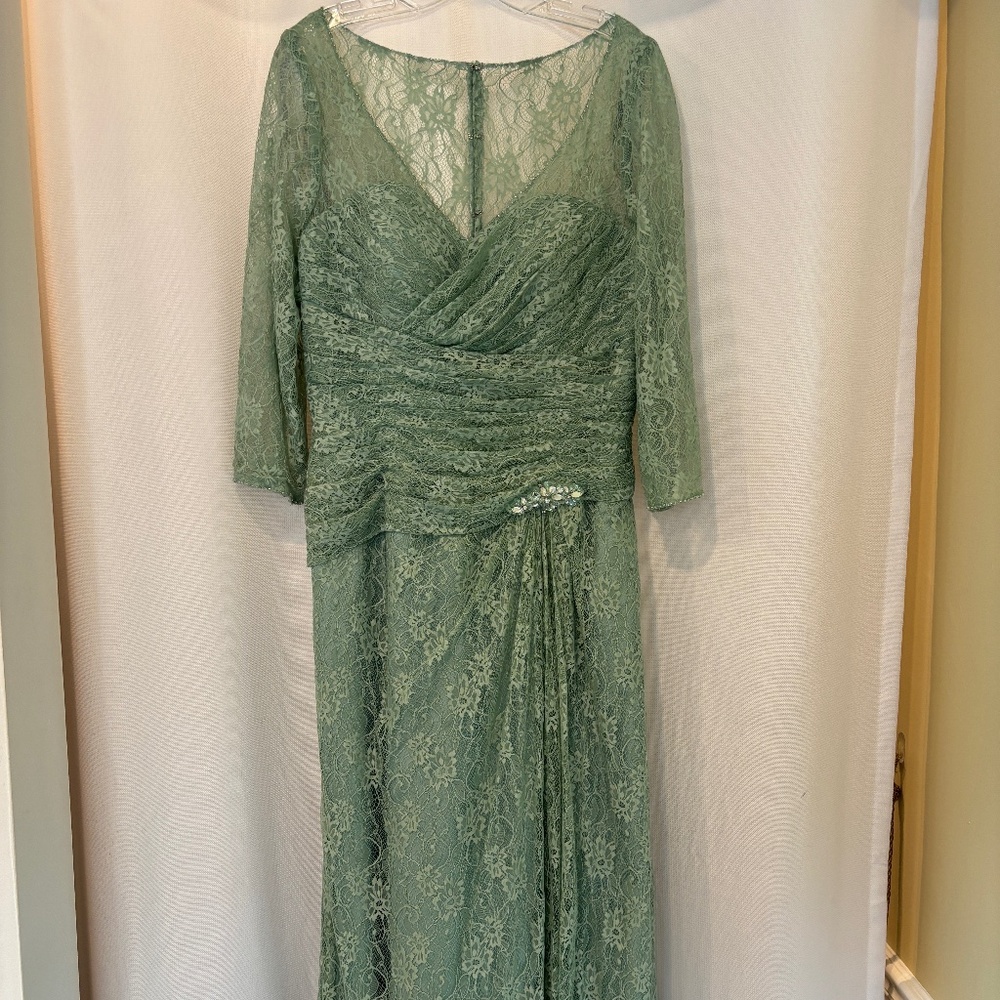 Reposhing Elegant Sage Green Lace Evening Dress